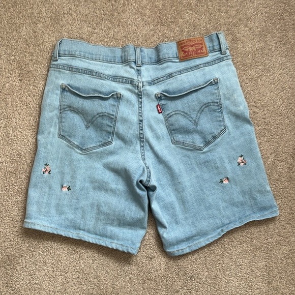 “Levi Classic Short: with embroidered flowers size 28” - Picture 1 of 9